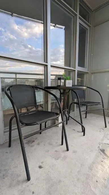 Lovely 2 Bed Condo In Downtown Toronto Apartment
