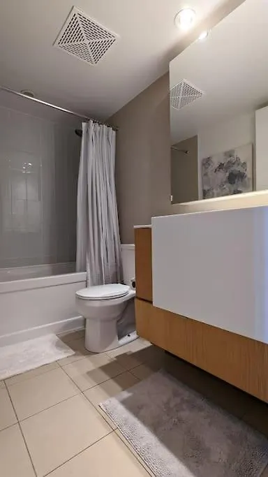 Lovely 2 Bed Condo In Downtown Toronto Apartment