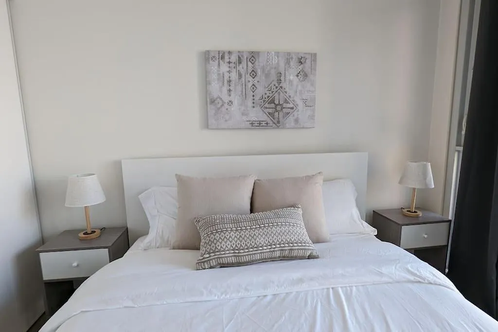 Lovely 2 Bed Condo In Downtown Toronto Apartment